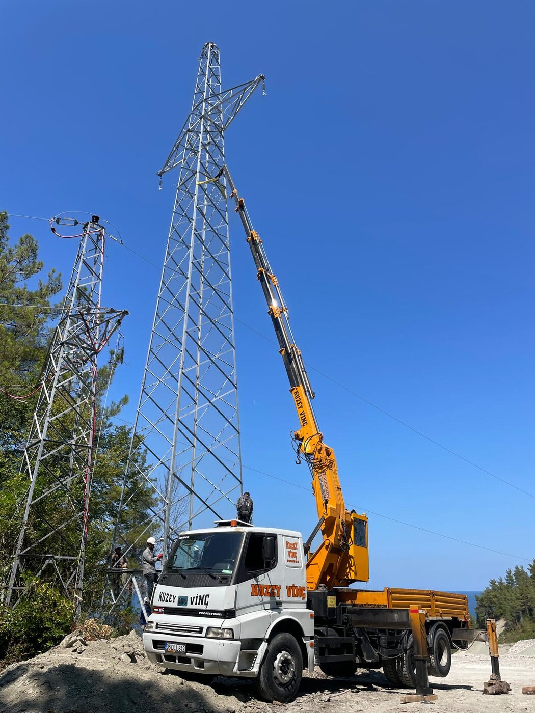 Elektrik direği montajında vinç