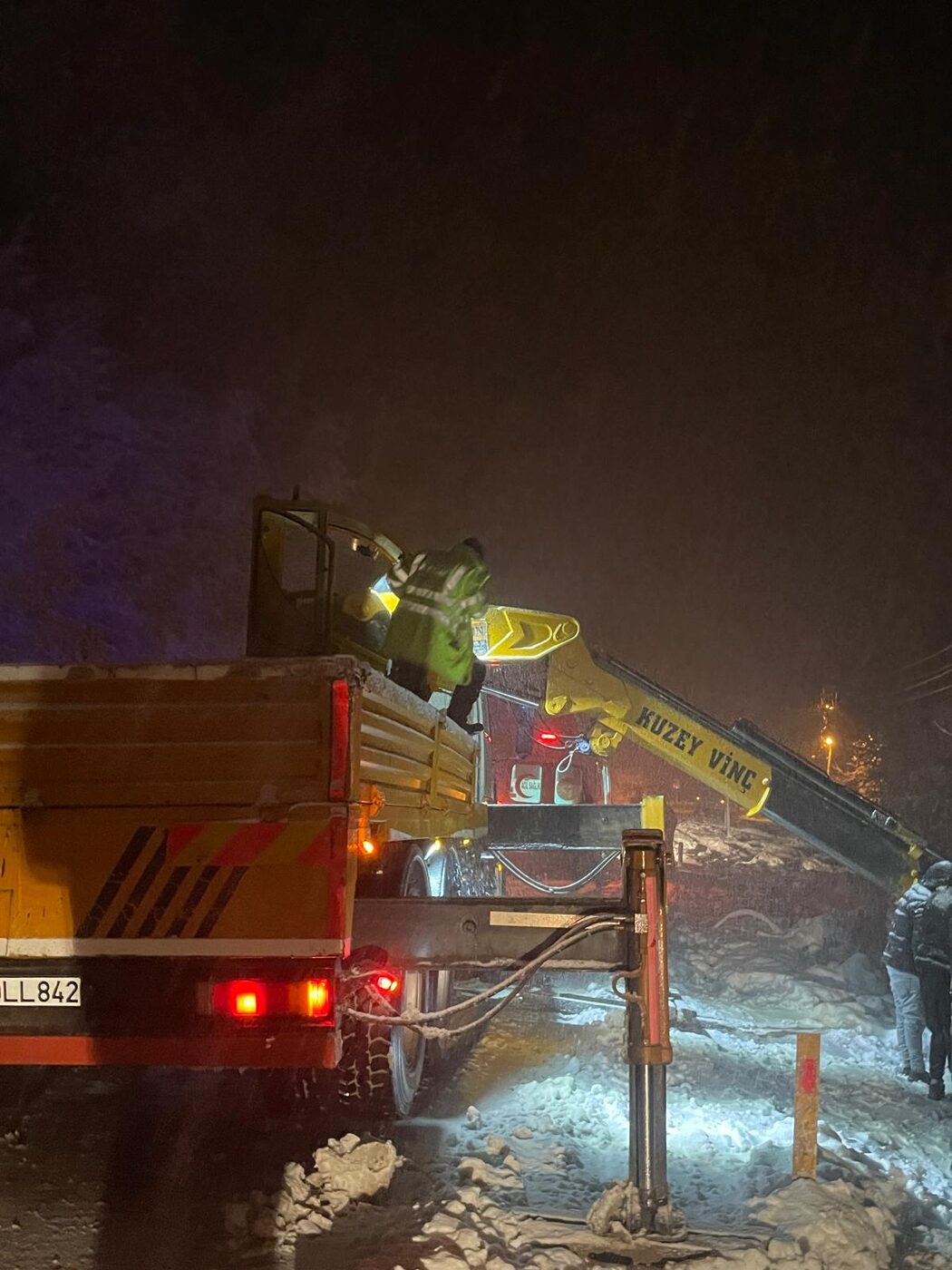Kar altında gece vinç çalışması